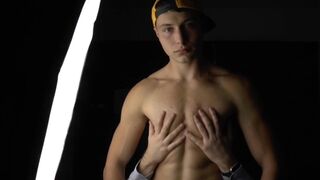 EastBoys.com: Rubdown on web-webcam together with muscle hetero