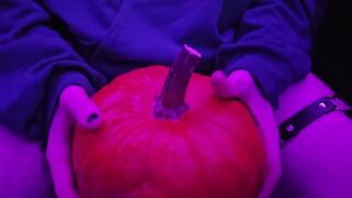 VIOLATING NEWS | LAD BOINKS PUNPKIN AND BLOWS A LOAD ON MONITOR