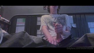 Teenager dude stops gaming to masturbate off his massive hard-on