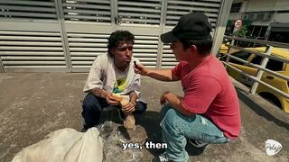 A beggar from Bucaramanga is picked up off the street by a queer boy, who takes him to a hotel under the excuse of helping him, in reality he boinks him