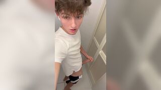 Handjob: Sven bathroom wank n cum